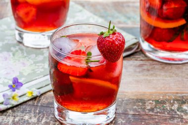 Geleneksel Pimms kokteyli limonata, çilek, salatalık, portakal ve nane.