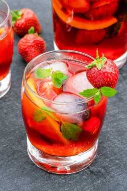 Geleneksel Pimms kokteyli limonata, çilek, salatalık, portakal ve nane.