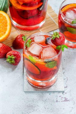 Geleneksel Pimms kokteyli limonata, çilek, salatalık, portakal ve nane.