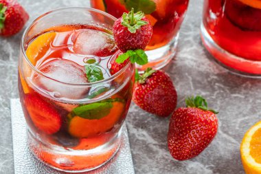 Geleneksel Pimms kokteyli limonata, çilek, salatalık, portakal ve nane.