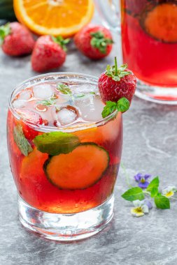 Geleneksel Pimms kokteyli limonata, çilek, salatalık, portakal ve nane.