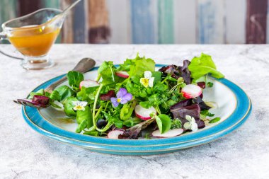 Turplu yeşil yaprak salatası, salatalık ve bol balzamik soslu - sağlıklı yemek.