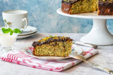 Portakal ve haşhaşlı kek ve çikolata ganache.