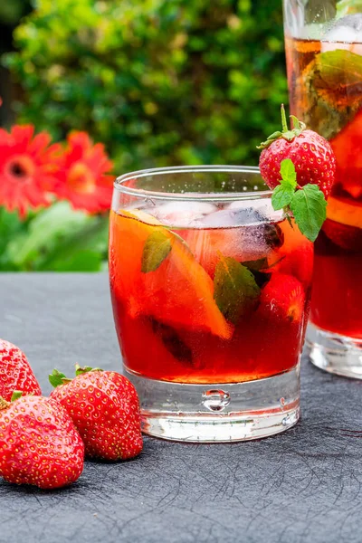 Traditioneller Pimms Cocktail Mit Limonade Erdbeeren Gurken Orange Und Minze — Stockfoto