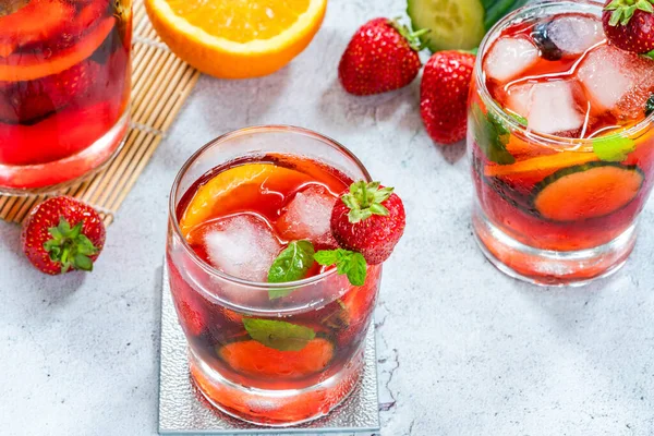 Traditioneller Pimms Cocktail Mit Limonade Erdbeeren Gurken Orange Und Minze — Stockfoto