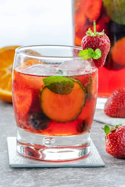 Traditioneller Pimms Cocktail Mit Limonade Erdbeeren Gurken Orange Und Minze — Stockfoto