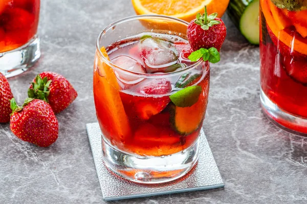 Traditioneller Pimms Cocktail Mit Limonade Erdbeeren Gurken Orange Und Minze — Stockfoto