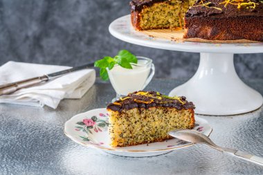 Portakal ve haşhaşlı kek ve çikolata ganache.