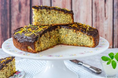 Portakal ve haşhaşlı kek ve çikolata ganache.