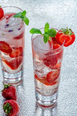 Mürver çiçeği ve çilekli votka kokteyli, tonik su ve buz küpleri - ferahlatıcı yaz alkollü içecek
