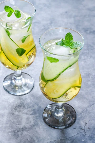 Holunderblüten Und Apfelsaft Mocktail Mit Gurken Minze Und Eiswürfeln Erfrischendes — Stockfoto