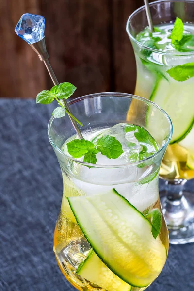 Holunderblüten Und Apfelsaft Mocktail Mit Gurken Minze Und Eiswürfeln Erfrischendes — Stockfoto