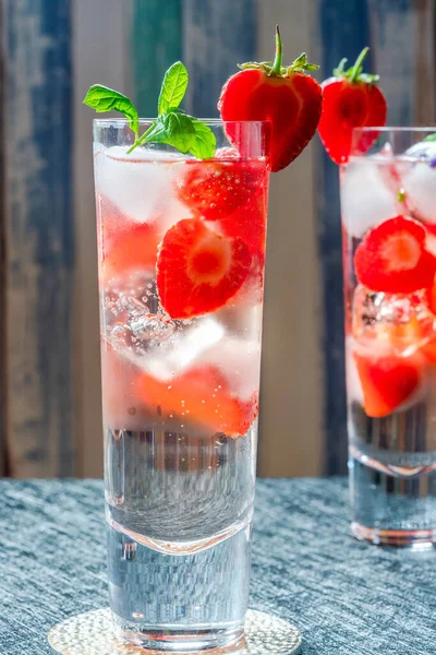 Holunderblüten Und Wodka Cocktail Mit Erdbeeren Tonic Water Und Eiswürfeln — Stockfoto