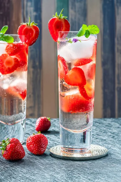 Holunderblüten Und Wodka Cocktail Mit Erdbeeren Tonic Water Und Eiswürfeln — Stockfoto