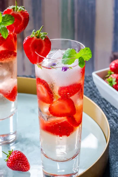 Holunderblüten Und Wodka Cocktail Mit Erdbeeren Tonic Water Und Eiswürfeln — Stockfoto