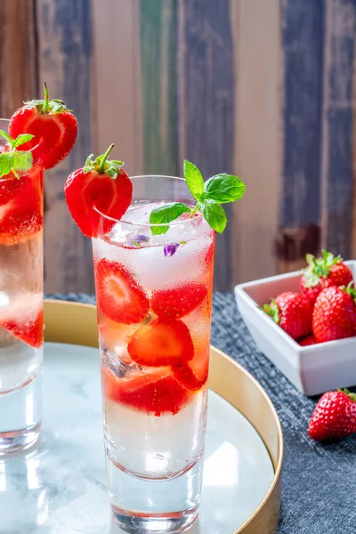 Holunderblüten Und Wodka Cocktail Mit Erdbeeren Tonic Water Und Eiswürfeln — Stockfoto