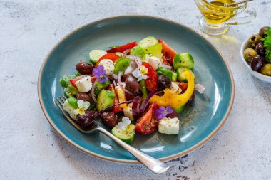 Taze sebzeli ve peynirli geleneksel Yunan salatası - sağlıklı yemek fikri