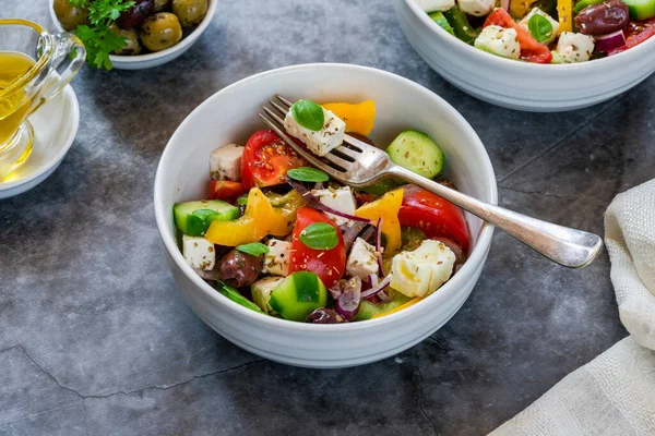 Traditionell Grekisk Sallad Med Färska Grönsaker Och Fetaost Hälsosam Mat — Stockfoto