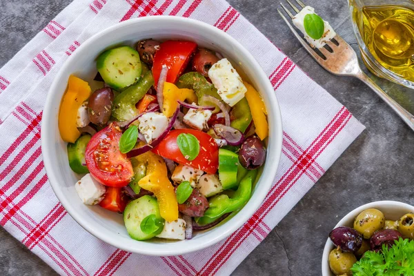 Traditionell Grekisk Sallad Med Färska Grönsaker Och Fetaost Hälsosam Mat — Stockfoto