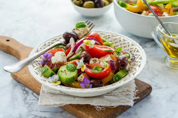 Traditionell Grekisk Sallad Med Färska Grönsaker Och Fetaost Hälsosam Mat — Stockfoto