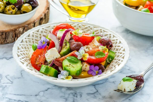 Traditionell Grekisk Sallad Med Färska Grönsaker Och Fetaost Hälsosam Mat — Stockfoto