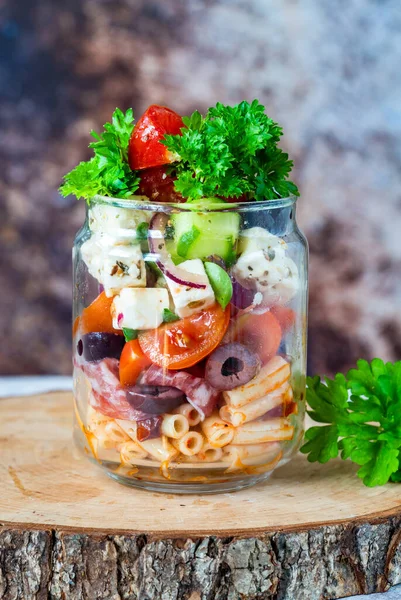 Sallad Med Pasta Färska Grönsaker Salami Oliver Och Fetaost Burk — Stockfoto