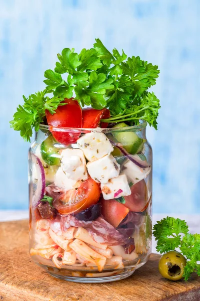 Sallad Med Pasta Färska Grönsaker Salami Oliver Och Fetaost Burk — Stockfoto