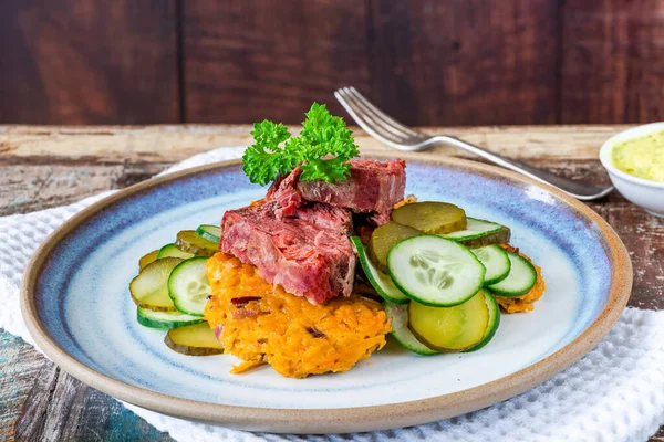 Zoete Aardappellatkes Met Gezouten Rundvlees Komkommersalade Mosterd Tartaarsaus — Stockfoto