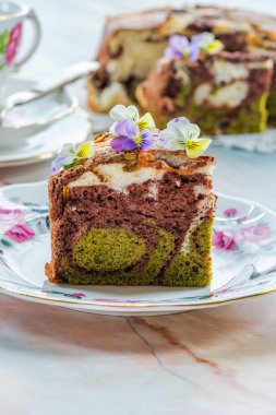 Kibritli şifonlu pasta, keman çiçekleri ile süslenmiş.