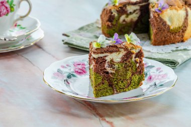 Kibritli şifonlu pasta, keman çiçekleri ile süslenmiş.