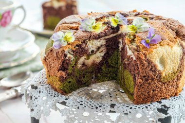 Kibritli şifonlu pasta, keman çiçekleri ile süslenmiş.