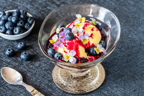 Postre Helado Con Compota Arándanos Cardamomo Adornado Con Flores Viola — Foto de Stock