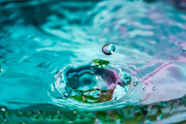 Dopad Kapek Vody Vodní Hladinou Vysokorychlostní Fotografie Selektivní Zaměření — Stock fotografie