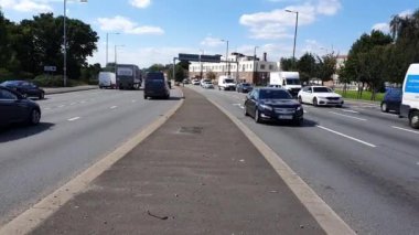 LONDON, İngiltere - SEPTEMBER 01, 2020: İngiltere 'nin Merkez Londra çevresindeki 25.7 millik çevre yolu, işlek Kuzey Daire Yolu üzerindeki trafik