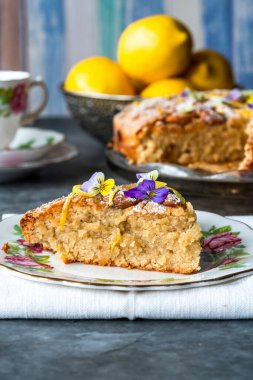 Badem ve limonlu pasta, keman çiçekleri ile süslenmiş.