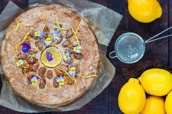 Mandel Und Zitronenkuchen Dekoriert Mit Unverwechselbaren Viola Blüten Blick Über — Stockfoto