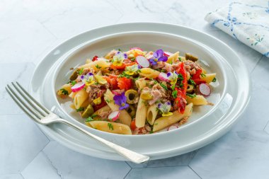 Sıcak ton balığı ve kavrulmuş biberli makarna salatası ve fıstık.