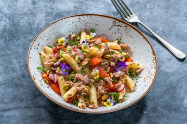 Sıcak ton balığı ve kavrulmuş biberli makarna salatası ve fıstık.