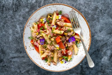 Sıcak ton balığı ve kavrulmuş biberli makarna salatası ve fıstıklı fındık.