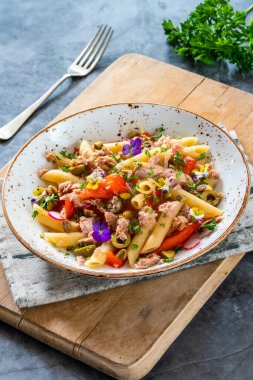 Sıcak ton balığı ve kavrulmuş biberli makarna salatası ve fıstık.