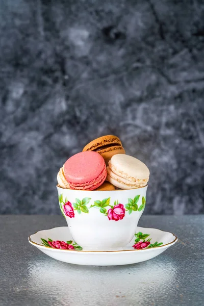 Barevné Mini Macarons Šálku Čaje — Stock fotografie