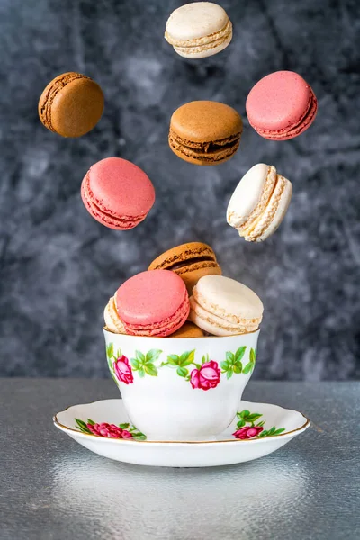 Barevné Mini Macarons Létající Šálku Čaje — Stock fotografie