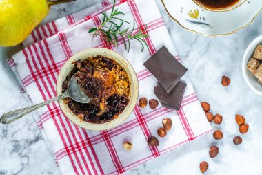 Çikolatalı ve fındıklı armutlu tatlı.