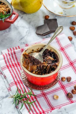 Çikolatalı ve fındıklı armutlu tatlı.