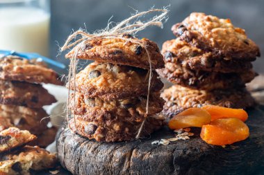 Yulaf ezmesi, kayısı ve çikolatalı kurabiye.