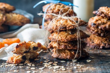 Yulaf ezmesi, kayısı ve çikolatalı kurabiye.