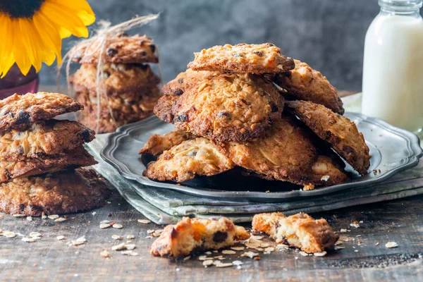 Yulaf ezmesi, kayısı ve çikolatalı kurabiye.