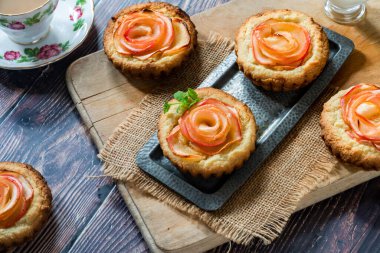 Elma dilimli mini badem turtaları bir güle dizilmiş.