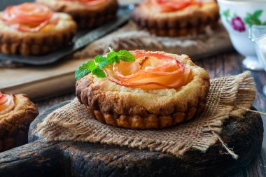 Elma dilimli mini badem turtaları bir güle dizilmiş.