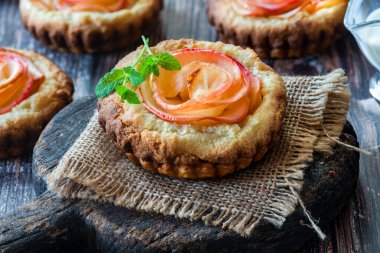 Elma dilimli mini badem turtaları bir güle dizilmiş.